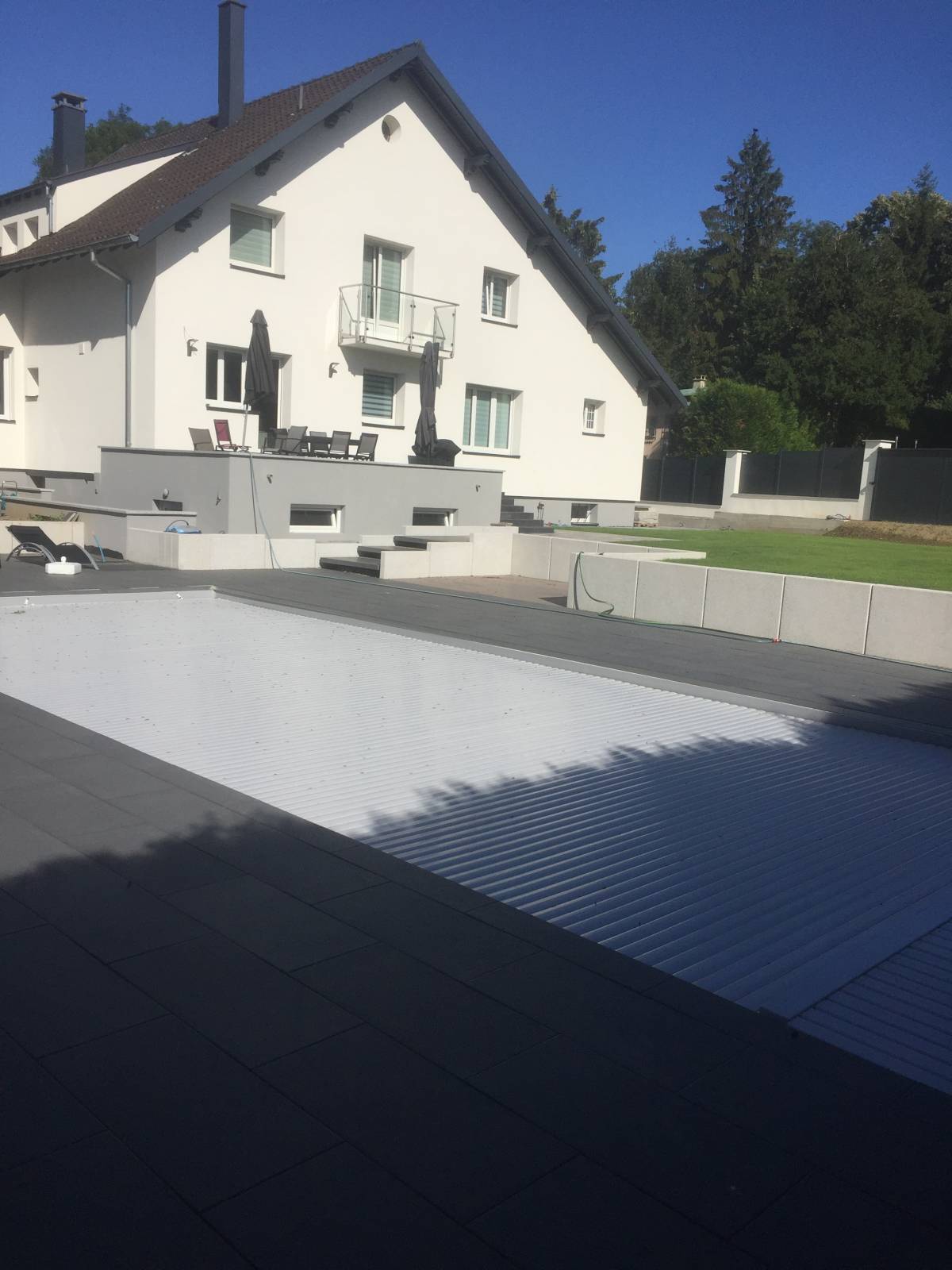 Pose de dalles autour d&#8217;une piscine à Mulhouse Belfort