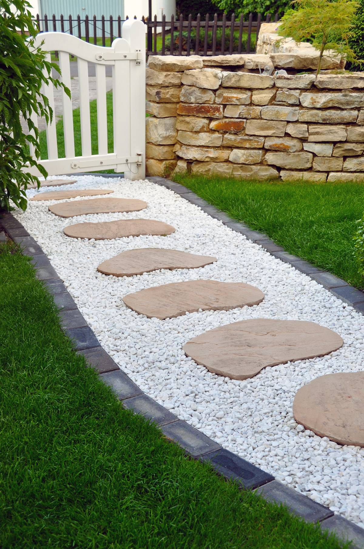 FOTOLIA_36770954_SUBSCRIPTION_XL | TPDC Comment aménager son allée de jardin ? Saint-Louis